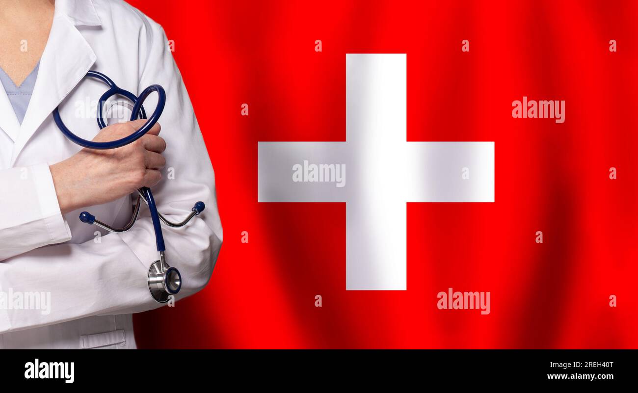 Schweizer Medizin und Gesundheitskonzept. Doktor Nahaufnahme mit Schweizer Flagge Stockfoto