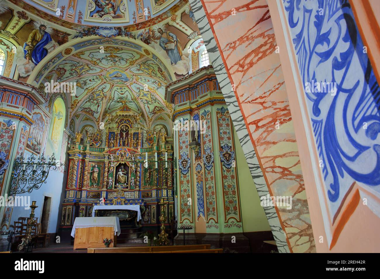 PEISEY NANCROIX, NÖRDLICHE ALPEN, FRANKREICH - 6. JUNI 2023: Das farbenfrohe und barocke Interieur des Heiligtums Notre Dame des Vernettes Stockfoto