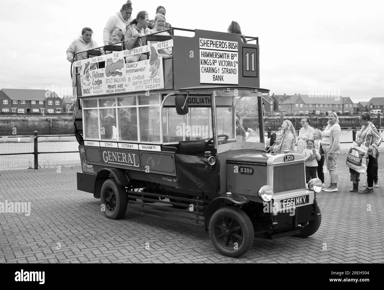 Urlauber klettern an Bord eines alten Omnibus im Hafen von Fleetwood, Lancashire, Großbritannien, Europa Stockfoto