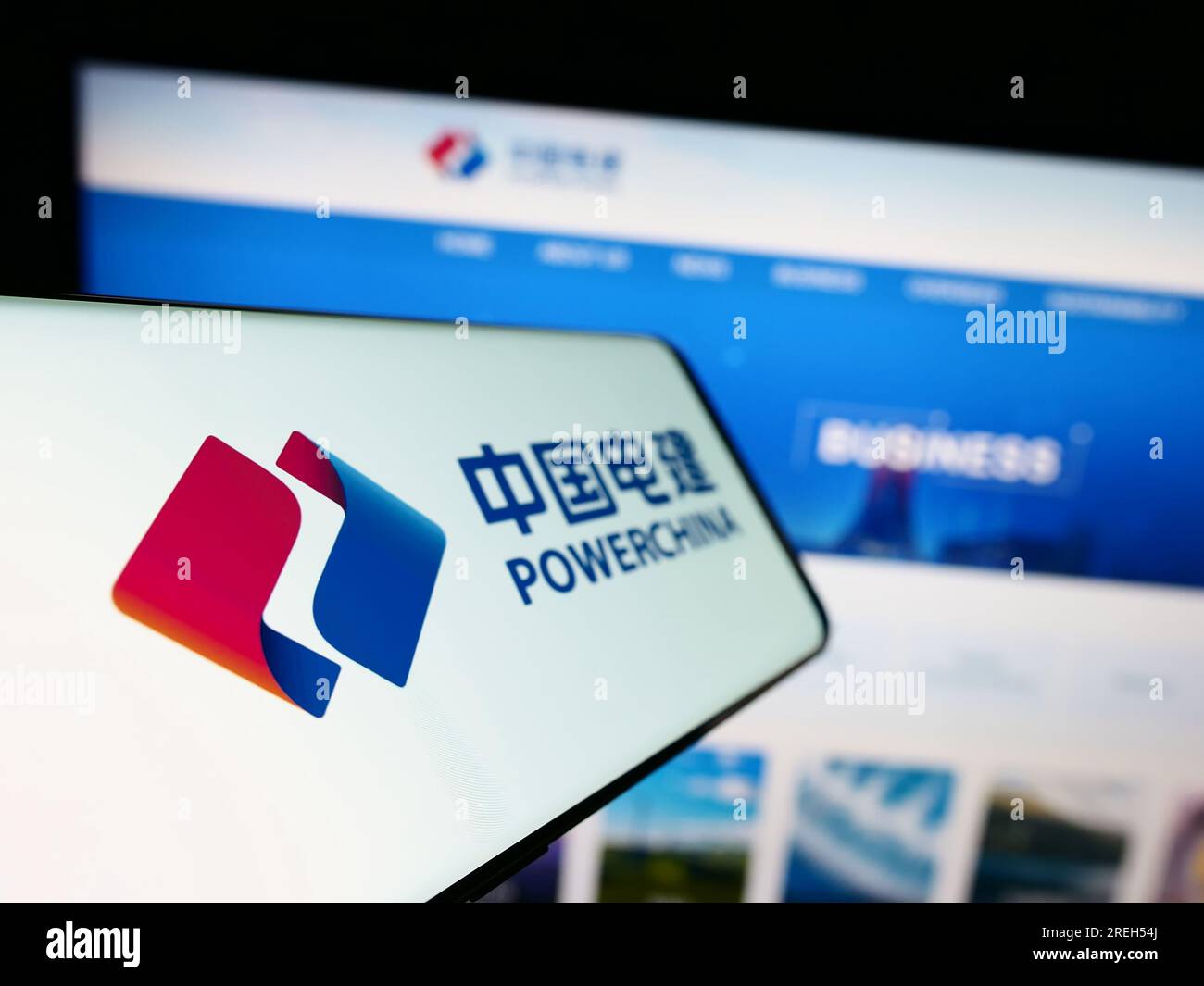 Handy mit Logo des chinesischen Energieunternehmens PowerChina auf dem Bildschirm vor der Business-Website. Fokus auf der linken Seite des Telefondisplays. Stockfoto