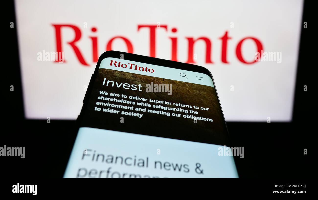Smartphone mit Website des Bergbauunternehmens Rio Tinto Group auf dem Bildschirm vor dem Unternehmenslogo. Fokus auf oberer linker Seite des Telefondisplays. Stockfoto