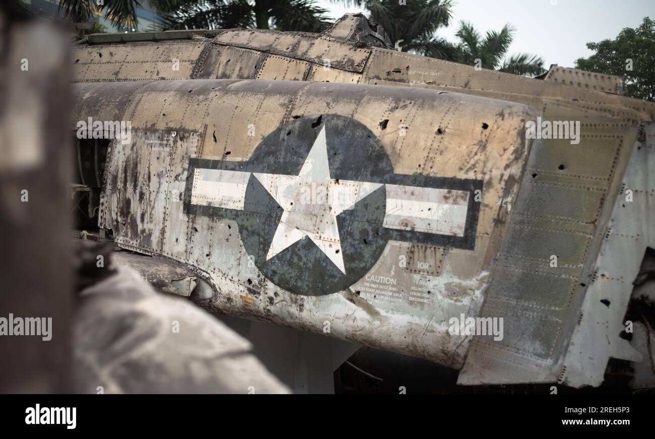 Das Wrack aus der Zeit des Vietnamkriegs aus dem Rumpf eines abgeschossen Bombenattentäters der USAF F-4 Phantom II, das im Air Force Museum in Hanoi, Vietnam, ausgestellt wird. Stockfoto