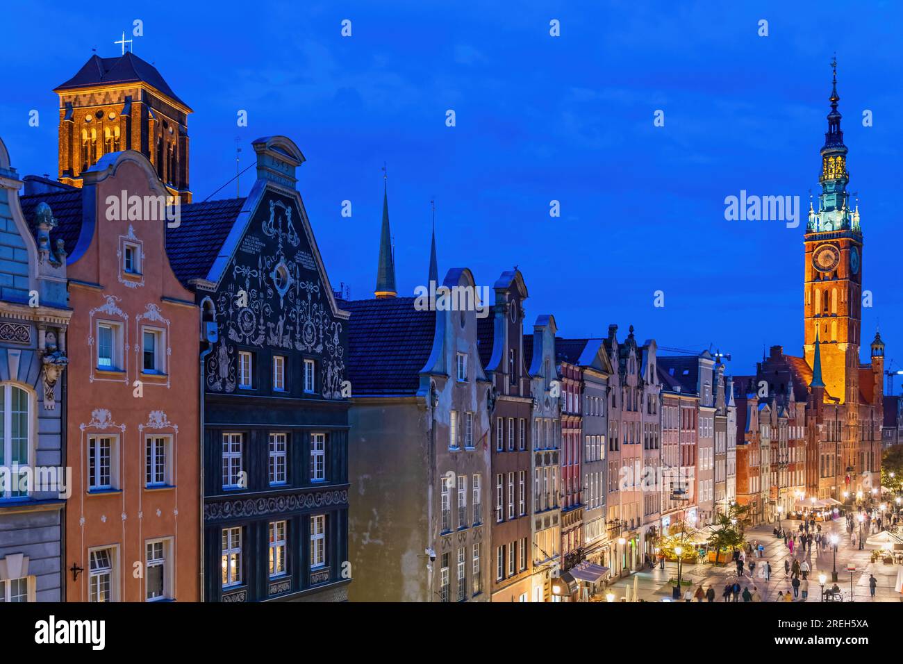 Stadt Danzig bei Nacht in Polen, Altstadt-Skyline an der Long Street gesäumt mit historischen Bürgerhäusern zwischen den Türmen der St. Mary Basilika und der Hauptstadt Stockfoto