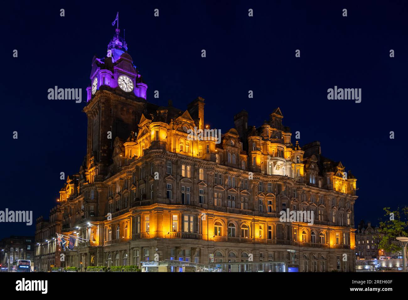 Das Balmoral Hotel at Night in Edinburgh, Schottland, Großbritannien. Ehemaliges North British Station Hotel, viktorianische Architektur mit Elementen des schottischen Baronial, Ro Stockfoto