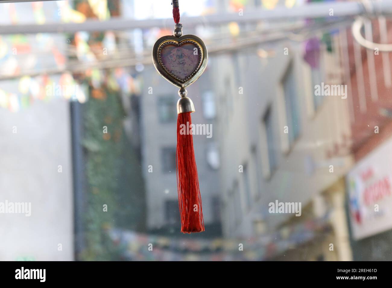 Nahaufnahme von Amuletten, die in der vorderen Konsole des Autos hängen, schlechtes Vibes-Schutzsymbol, Aberglaube-Konzepte. Stockfoto