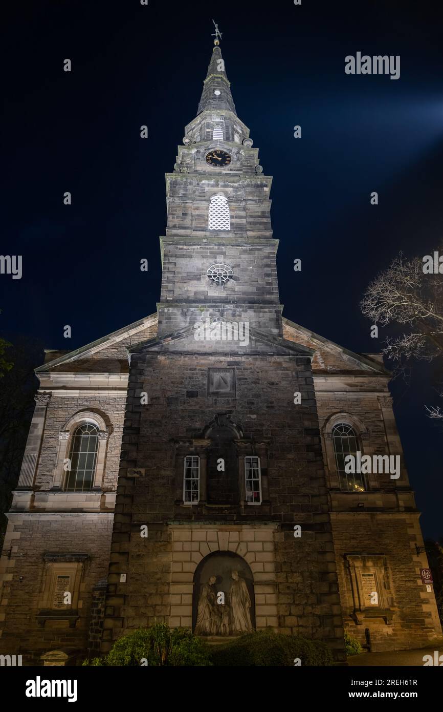 Kirche St. Cuthbert bei Nacht in Edinburgh, Schottland, Großbritannien. Stockfoto