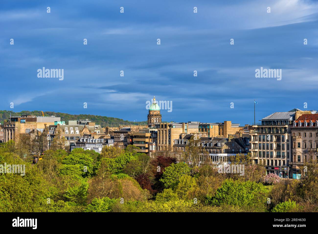 Skyline von Edinburgh mit Princes Street Gardens in Schottland, Großbritannien. Stockfoto