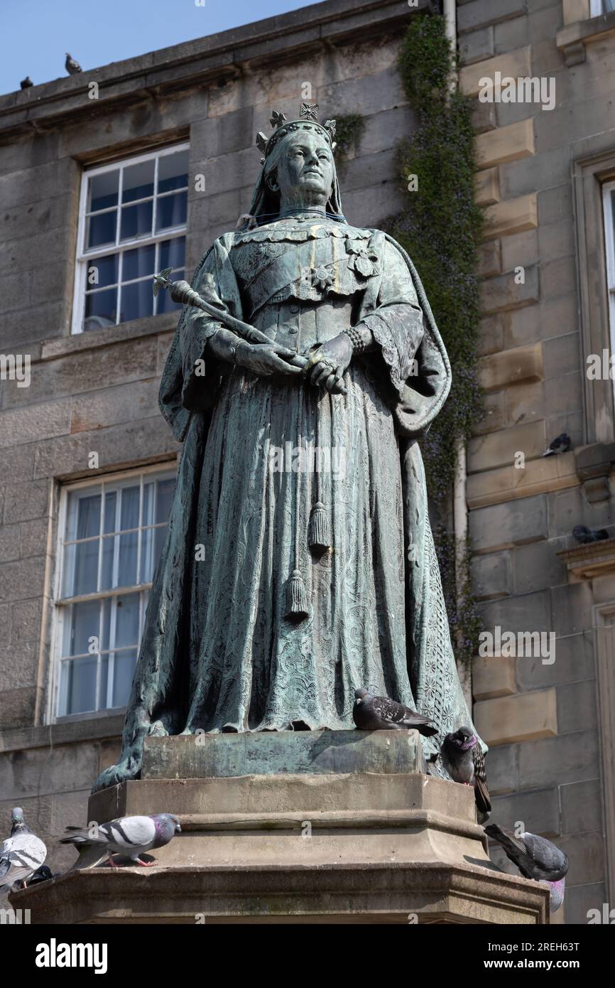 Statue der Königin Victoria in Leith, Edinburgh, Schottland, Großbritannien. Bronzestatue von Königin Victoria mit Krone und Zepter von John S. Rind. Stockfoto