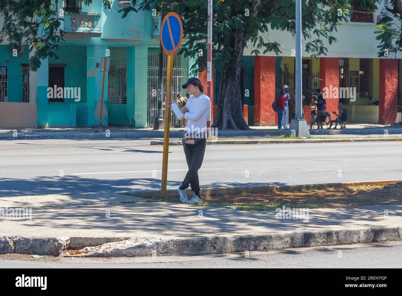 Havanna, Kuba, Ein Kubaner trägt ein weißes Hemd und ein lustiges Rudel mit der amerikanischen Flagge. Stockfoto