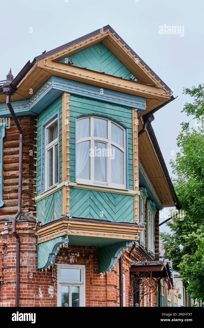 Detail von Ahmet-bais Haus, Kasan, Russland. Rechteckiges Erkerfenster, charakteristisches Element des Tatarenhauses Anfang des XX. Jahrhunderts. Großes Fenster, tr Stockfoto