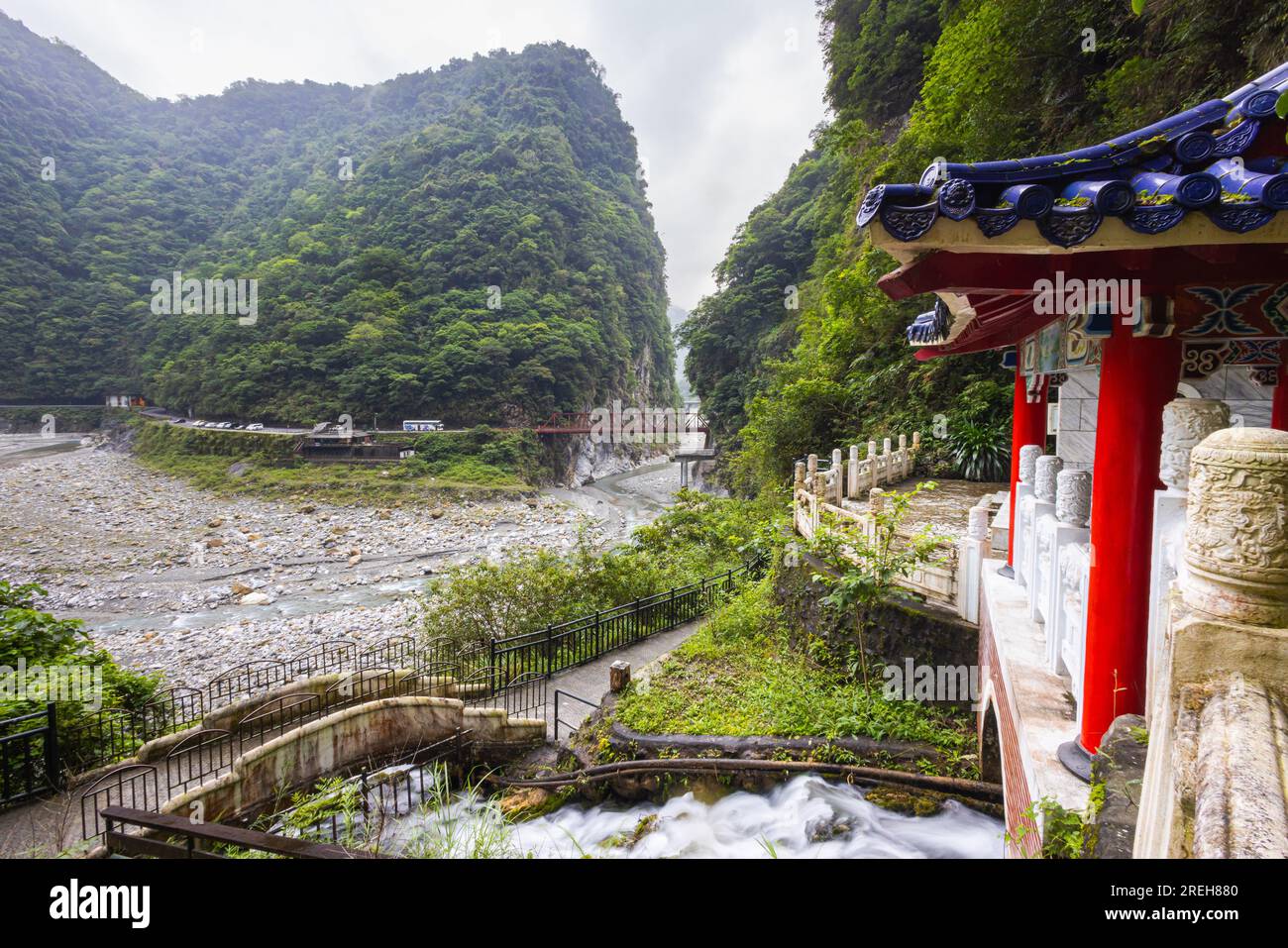 Taroko-Nationalpark, Taiwan - 23. Mai 2023: Der malerische Schrein der ewigen Quelle zeigt die atemberaubende Schönheit der Natur. Bezaubernder Wasserfall Stockfoto
