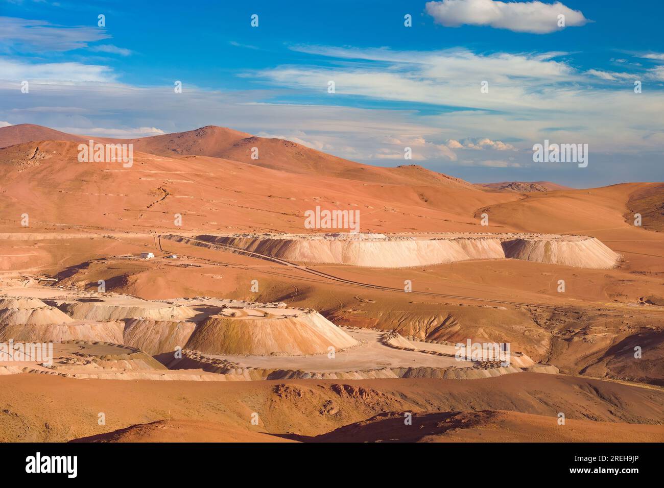 Blick von oben auf Kupferkonzentratlager in einem Kupferbergwerk in Chile Stockfoto