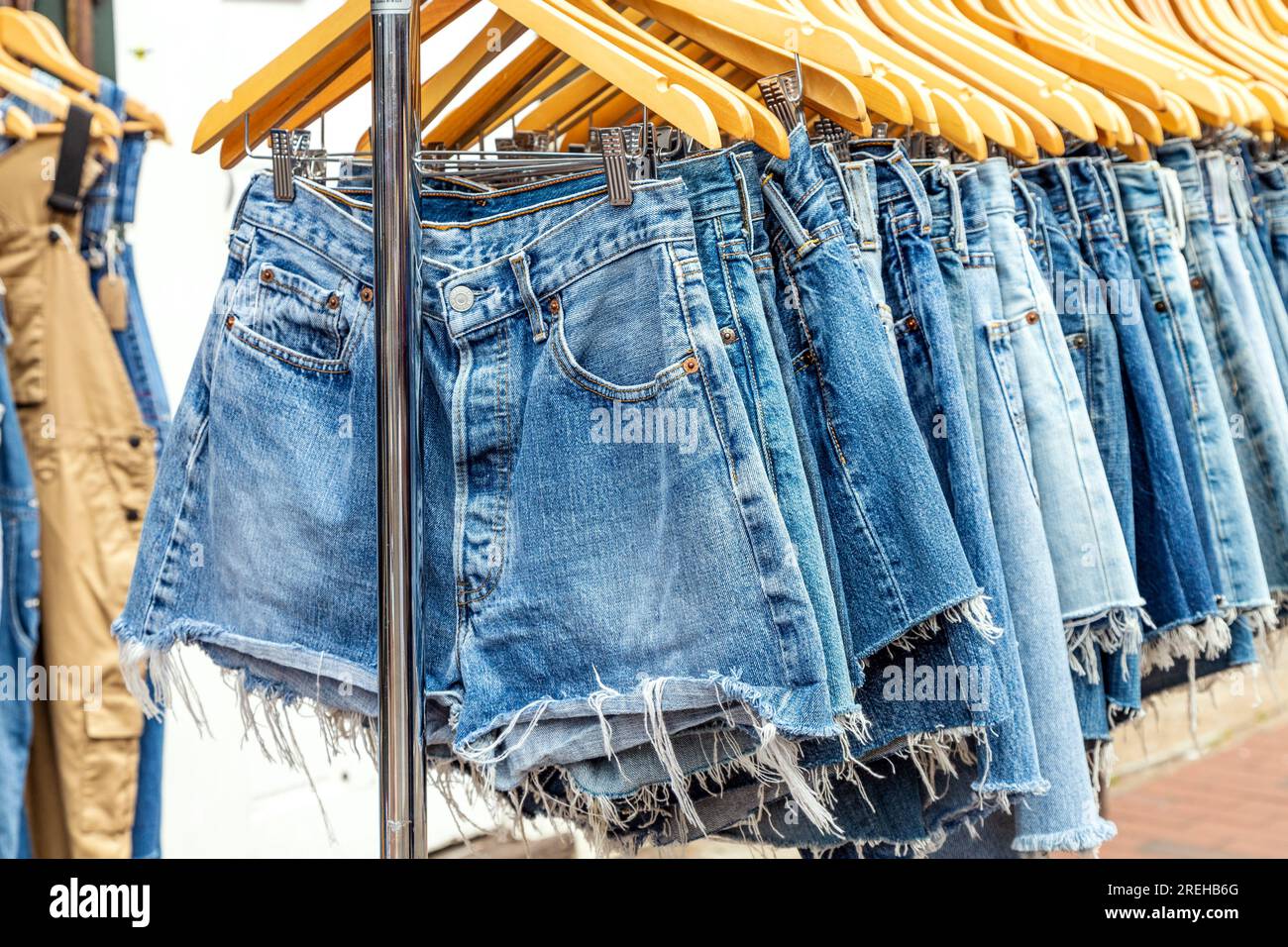 Denim shors auf einer Eisenbahn zum Verkauf auf dem Upper Gardner Street Market, Brighton, England Stockfoto