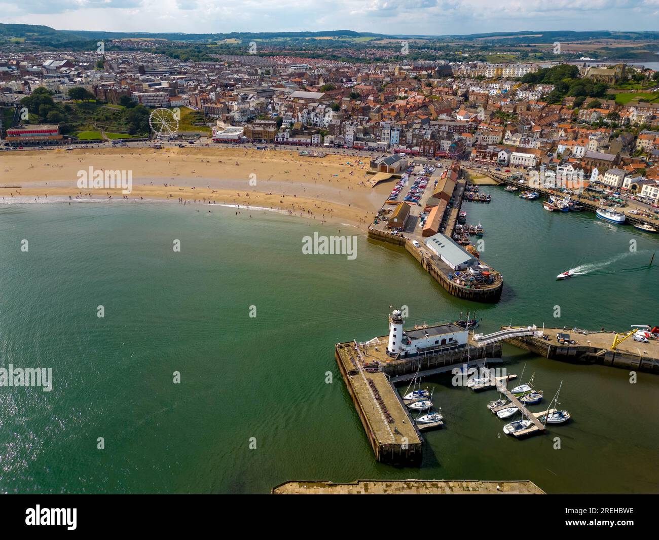 Scarborough 2023 Fangen Sie aus der Luft mit einem DJI Mini 3 Pro ein, einschließlich Big Wheel, Central Tramway, Strand und Schloss Stockfoto