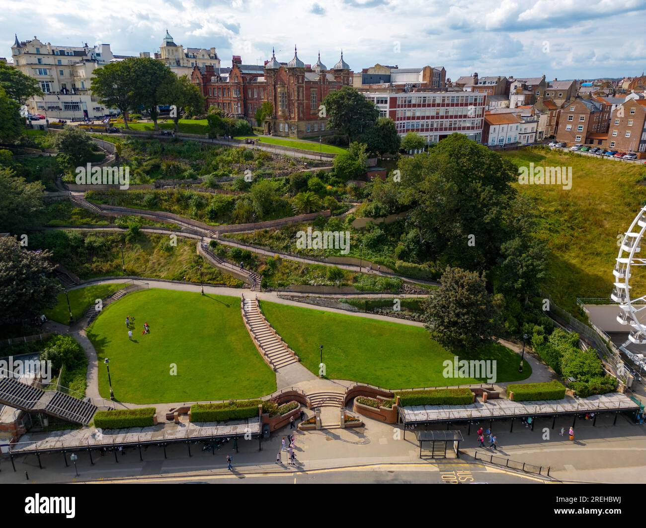 Scarborough 2023 Fangen Sie aus der Luft mit einem DJI Mini 3 Pro ein, einschließlich Big Wheel, Central Tramway, Strand und Schloss Stockfoto