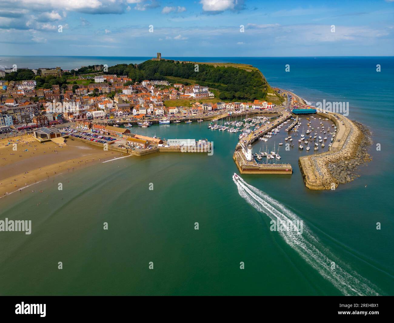 Scarborough 2023 Fangen Sie aus der Luft mit einem DJI Mini 3 Pro ein, einschließlich Big Wheel, Central Tramway, Strand und Schloss Stockfoto