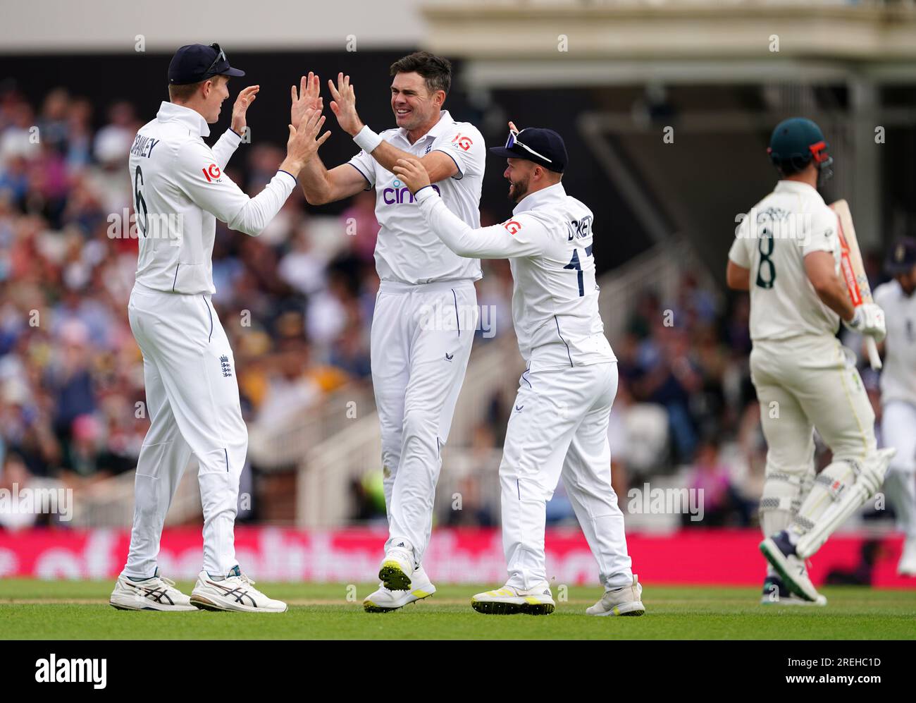 James Anderson (Zentrum) aus England feiert das Wicket von Mitchell Marsh aus Australien am zweiten Tag des fünften LV= Insurance Ashes Series-Testspiels im Kia Oval, London. Bilddatum: Freitag, 28. Juli 2023. Stockfoto