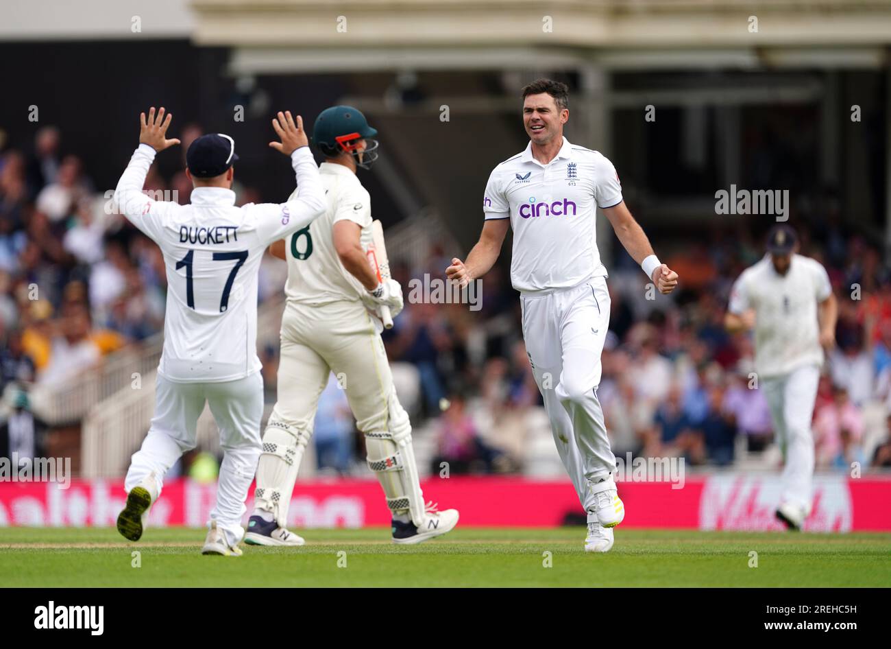 James Anderson aus England (rechts) feiert das Wicket von Mitchell Marsh aus Australien am zweiten Tag des fünften LV= Insurance Ashes Series-Testspiels im Kia Oval, London. Bilddatum: Freitag, 28. Juli 2023. Stockfoto