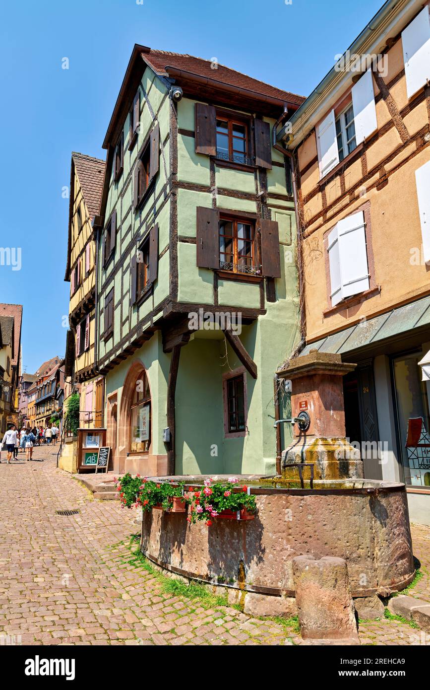 Riquewihr Elsass Frankreich. Elsässer Weinstraße. Die Holzrahmenhäuser in der Altstadt Stockfoto