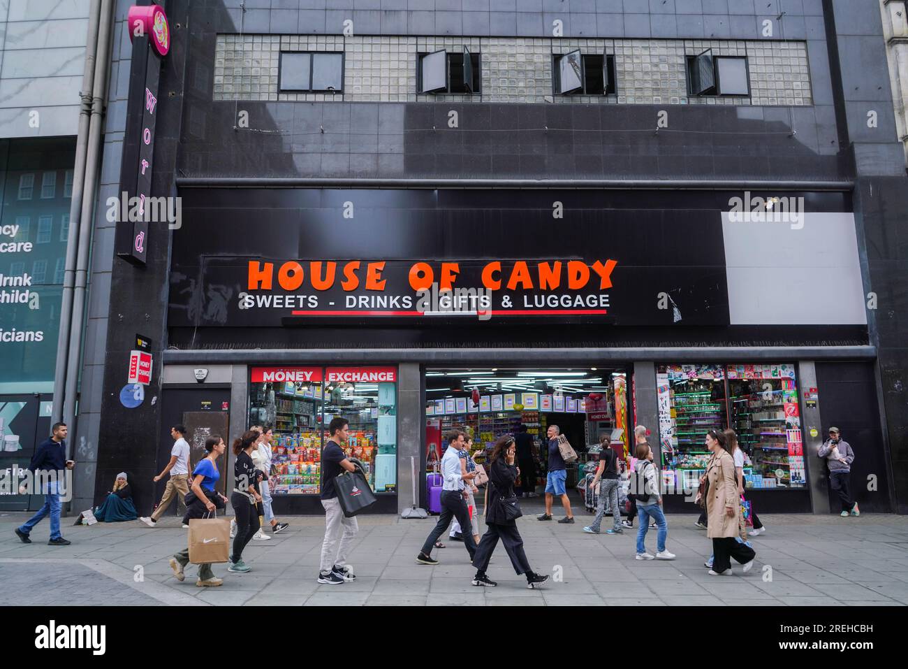 London UK. 28. Juli 2023 Ein allgemeiner Blick auf House of Candy auf dem ehemaligen Standort des HMV-Ladens in der Oxford Street. Der Stadtrat von Westminster plant, US-Süßwarenläden von der Oxford Street zu entfernen, nachdem viele als Fassade für unrechtmäßige Geschäfte entdeckt wurden. Eine neue Regelung im Wert von 10million Mio. GBP soll das Gebiet umgestalten, indem Kleinunternehmen die Möglichkeit erhalten, Ladengeschäfte zu eröffnen und die Preise für Unternehmen um 70 % zu senken. Kredit: amer Ghazzal/Alamy Live News Stockfoto