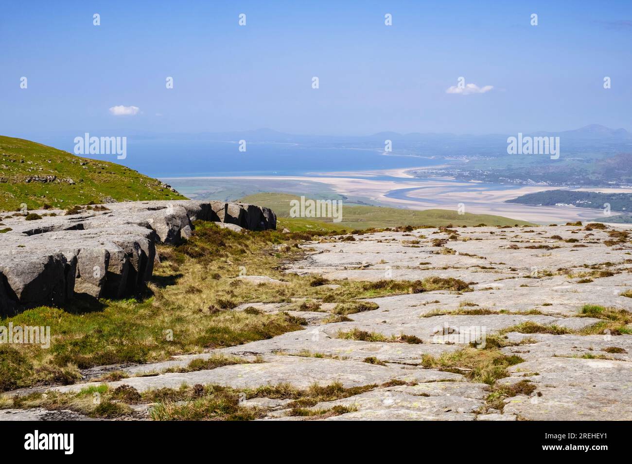 Von Diffwys auf der Cambrian Way in den Rhinogs im Snowdonia-Nationalpark bietet sich ein Blick nach Westen zur Afon Glaslyn Mündung und nach Portmadog. Trawsfynydd Gwynedd Wales Stockfoto