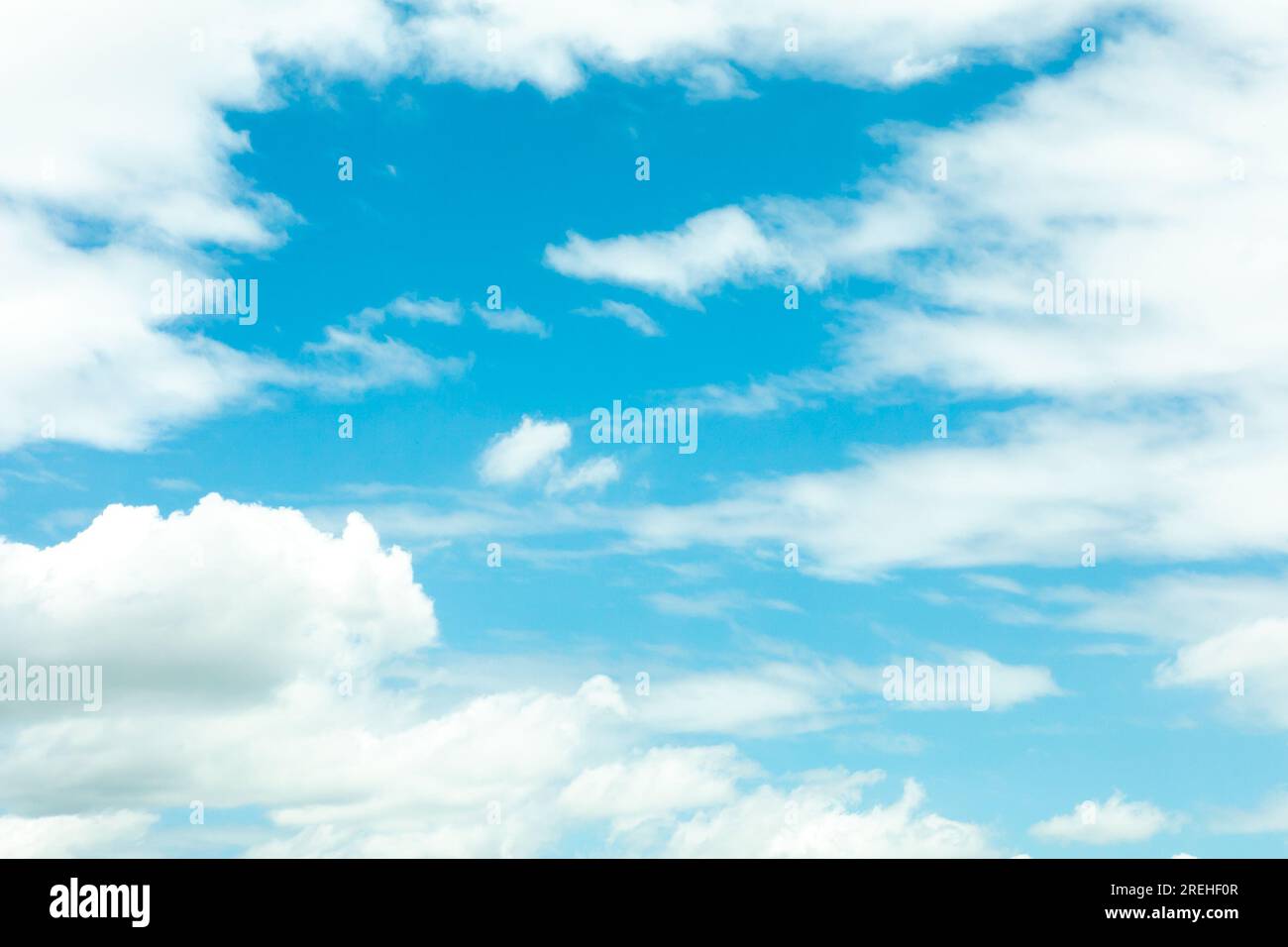 Der Himmel war klar, mit wunderschönen Wolken, die verstreut waren. Kann in allen Formularen verwendet werden. Himmelshintergrund. Stockfoto