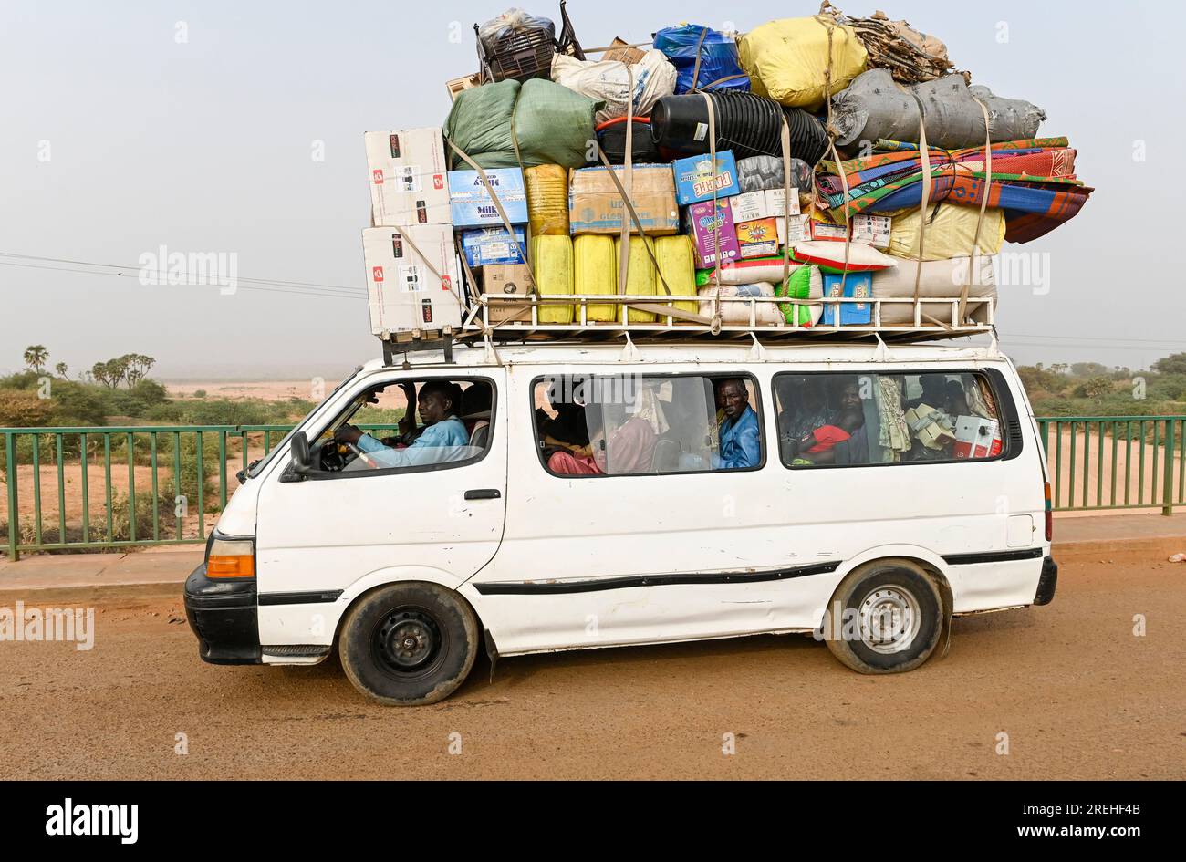 NIGER, Niamey, Mini-Bus Transport zum Dorf, überladener Toyota Bus / Minibus bringt Menschen und Waren zum Dorf Stockfoto
