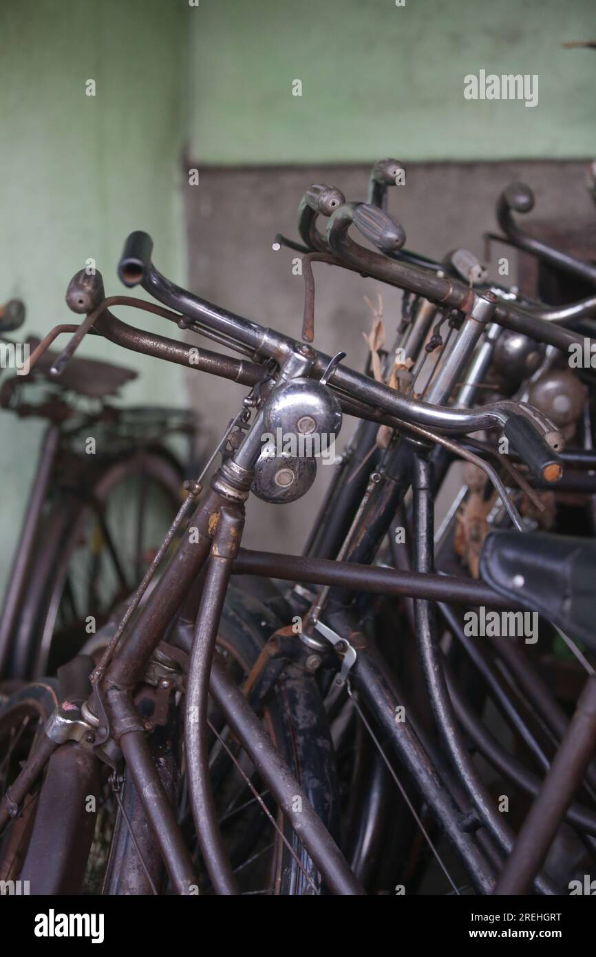 Ein Haufen rostiger Fahrräder in der Werkstatt Stockfoto