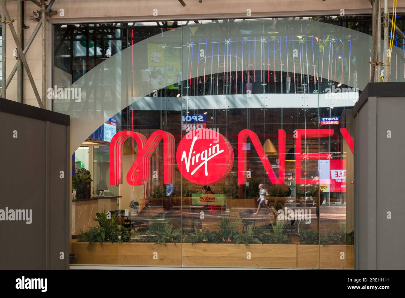 Großes neonfarbenes „Virgin Money“-Schild und Logo auf dem Fenster einer Filiale in New Street, Birmingham Stockfoto