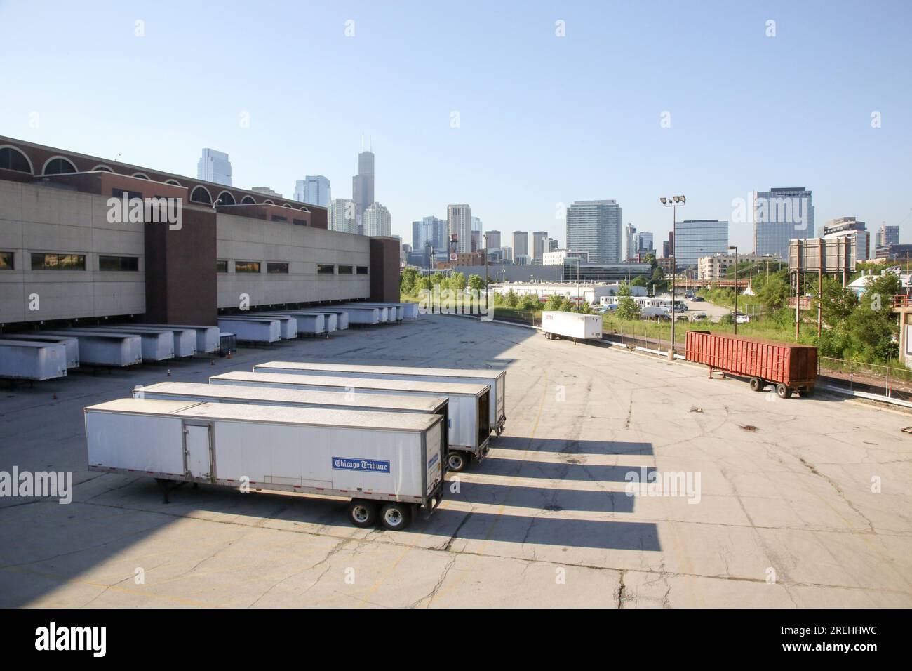 Der Standort der ehemaligen Druckerei des Chicago Tribune Freedom Center steht leer, wo am 27. Juli 2023 in River West, Chicago, ein BallyÕs Chicago Casino gebaut wird. BallyÕs wurde der Vermieter von TribuneÕs, als es das 30 Hektar große Grundstück für $200 Millionen Dollar kaufte und nach Genehmigung durch das Rathaus von ChicagoÕs eine Verkaufsleaseback auf das Grundstück vergab. Das Kasino wird voraussichtlich 2026 eröffnet. (Fotos von: Alexandra Buxbaum/Sips USA) Guthaben: SIPA USA/Alamy Live News Stockfoto