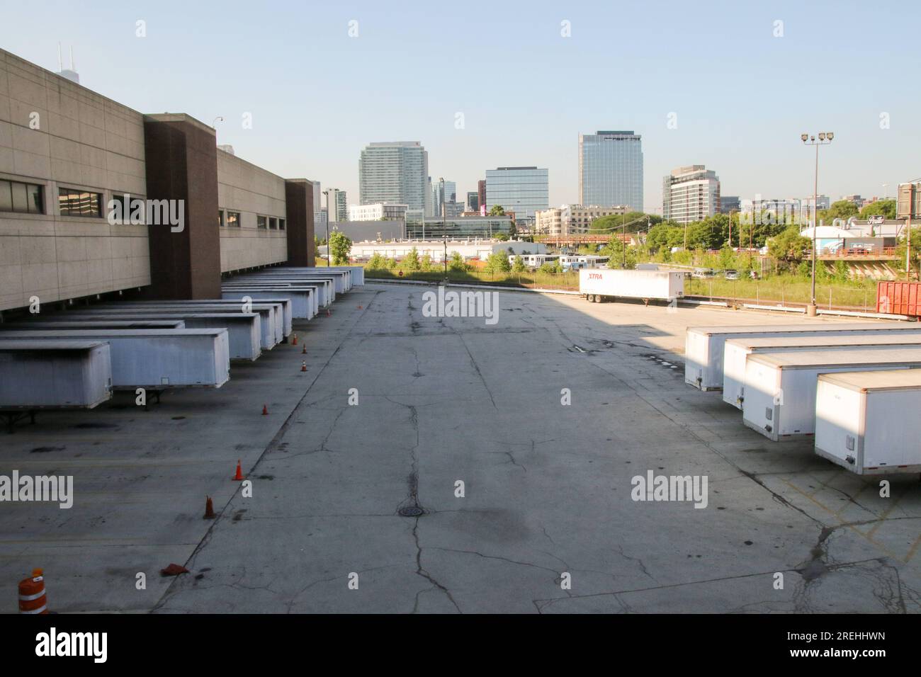 Der Standort der ehemaligen Druckerei des Chicago Tribune Freedom Center steht leer, wo am 27. Juli 2023 in River West, Chicago, ein BallyÕs Chicago Casino gebaut wird. BallyÕs wurde der Vermieter von TribuneÕs, als es das 30 Hektar große Grundstück für $200 Millionen Dollar kaufte und nach Genehmigung durch das Rathaus von ChicagoÕs eine Verkaufsleaseback auf das Grundstück vergab. Das Kasino wird voraussichtlich 2026 eröffnet. (Fotos von: Alexandra Buxbaum/Sips USA) Guthaben: SIPA USA/Alamy Live News Stockfoto