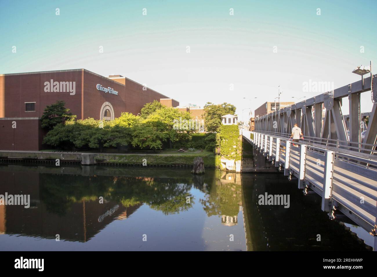 Der Standort der ehemaligen Druckerei des Chicago Tribune Freedom Center steht leer, wo am 27. Juli 2023 in River West, Chicago, ein BallyÕs Chicago Casino gebaut wird. BallyÕs wurde der Vermieter von TribuneÕs, als es das 30 Hektar große Grundstück für $200 Millionen Dollar kaufte und nach Genehmigung durch das Rathaus von ChicagoÕs eine Verkaufsleaseback auf das Grundstück vergab. Das Kasino wird voraussichtlich 2026 eröffnet. (Fotos von: Alexandra Buxbaum/Sips USA) Guthaben: SIPA USA/Alamy Live News Stockfoto