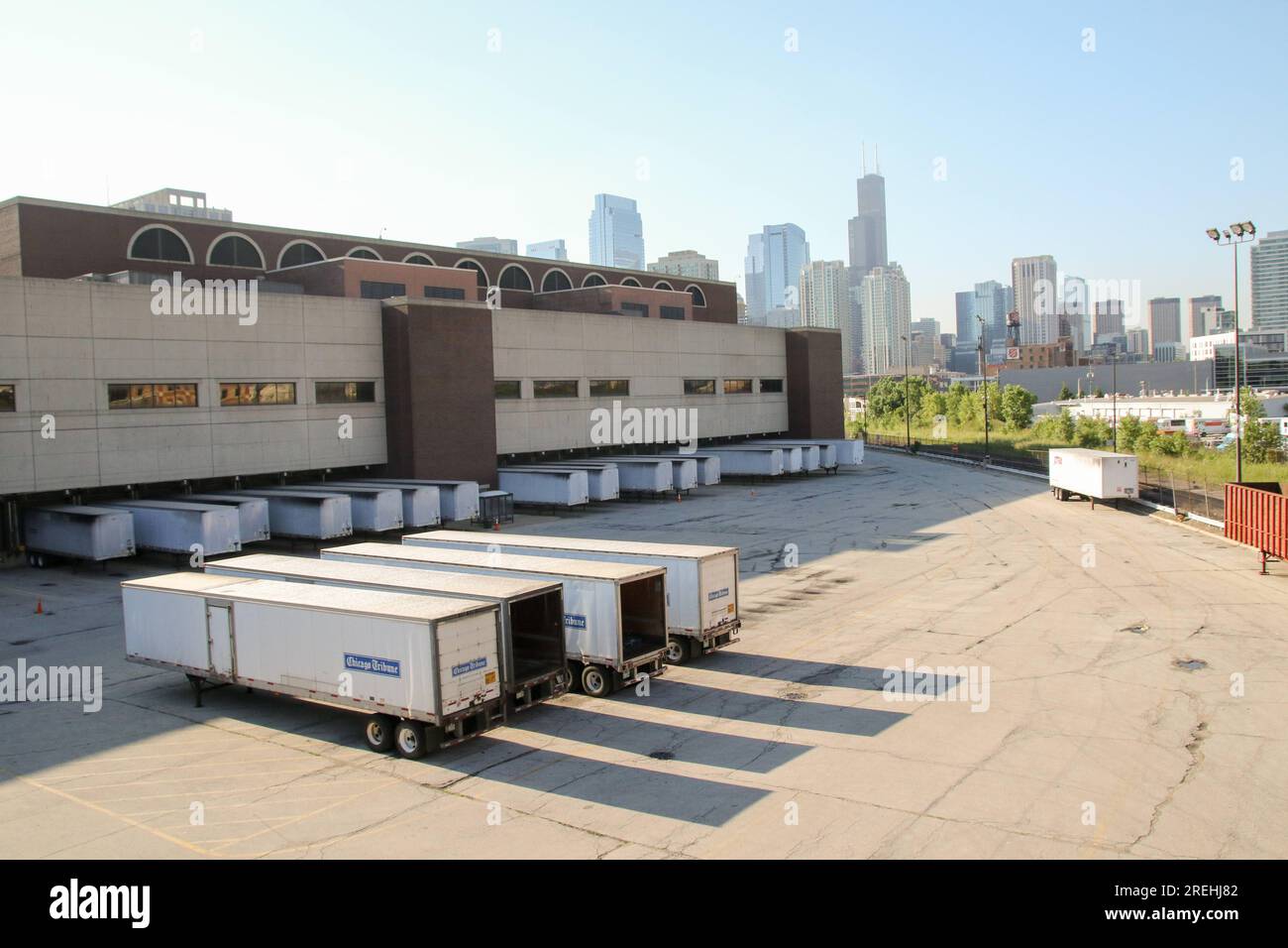 Der Standort der ehemaligen Druckerei des Chicago Tribune Freedom Center steht leer, wo am 27. Juli 2023 in River West, Chicago, ein BallyÕs Chicago Casino gebaut wird. BallyÕs wurde der Vermieter von TribuneÕs, als es das 30 Hektar große Grundstück für $200 Millionen Dollar kaufte und nach Genehmigung durch das Rathaus von ChicagoÕs eine Verkaufsleaseback auf das Grundstück vergab. Das Kasino wird voraussichtlich 2026 eröffnet. (Fotos von: Alexandra Buxbaum/Sips USA) Guthaben: SIPA USA/Alamy Live News Stockfoto