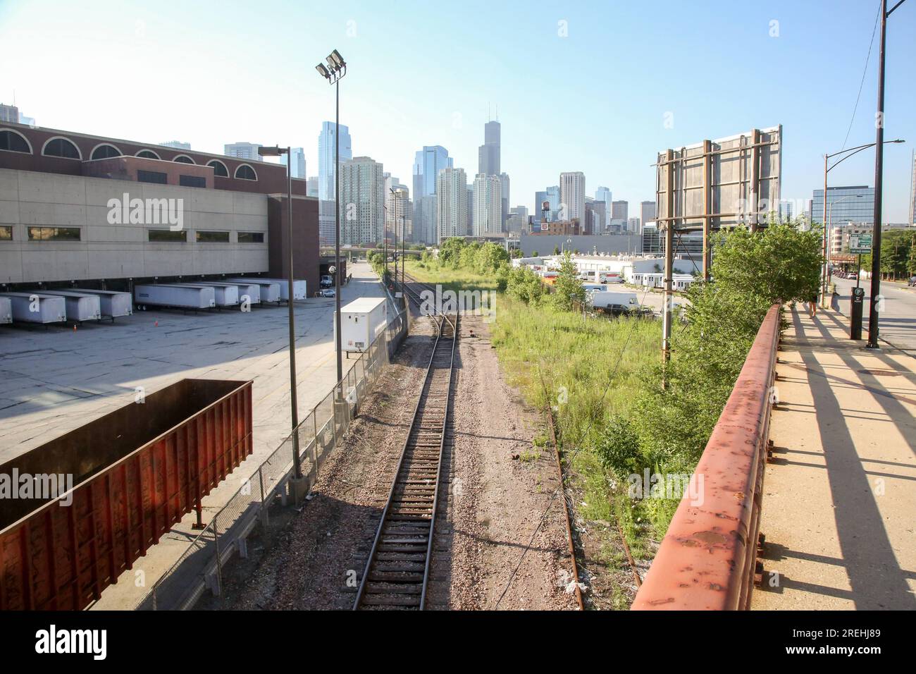 Der Standort der ehemaligen Druckerei des Chicago Tribune Freedom Center steht leer, wo am 27. Juli 2023 in River West, Chicago, ein BallyÕs Chicago Casino gebaut wird. BallyÕs wurde der Vermieter von TribuneÕs, als es das 30 Hektar große Grundstück für $200 Millionen Dollar kaufte und nach Genehmigung durch das Rathaus von ChicagoÕs eine Verkaufsleaseback auf das Grundstück vergab. Das Kasino wird voraussichtlich 2026 eröffnet. (Fotos von: Alexandra Buxbaum/Sips USA) Guthaben: SIPA USA/Alamy Live News Stockfoto