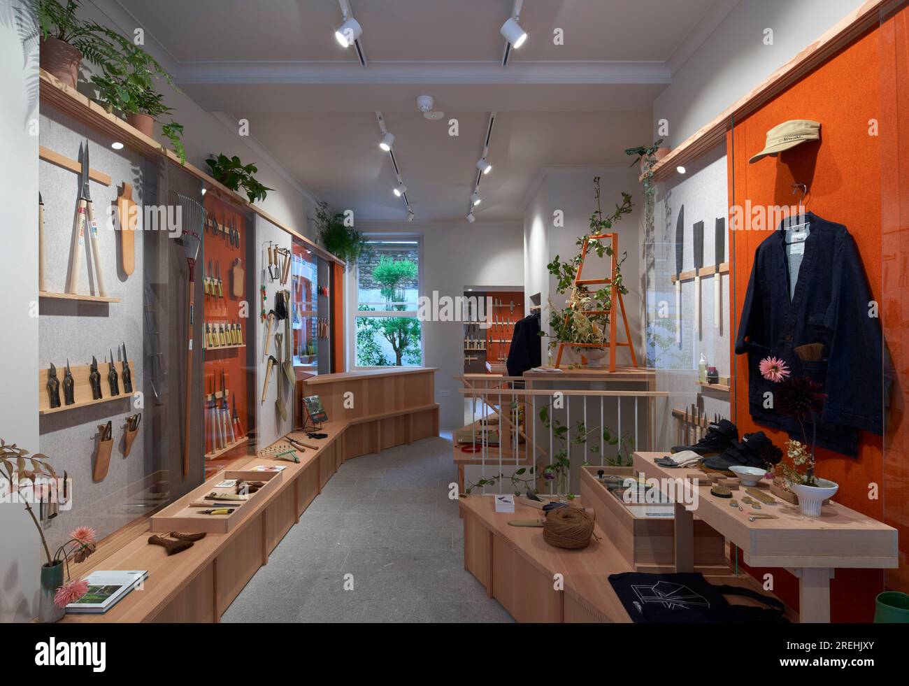 Innenausstattung Anzeigen. Niwaki Store London, London, Großbritannien. Architekt: Jones Neville, 2021. Stockfoto