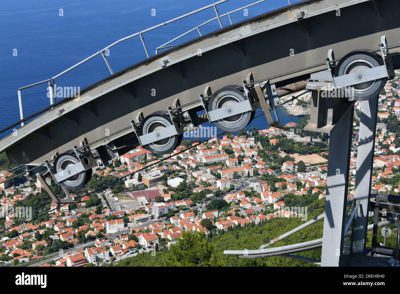 Von oben abgestützte Seilbahnturm-Führungen und Radmechanismus auf dem Mount SRD Dubrovnik Stockfoto