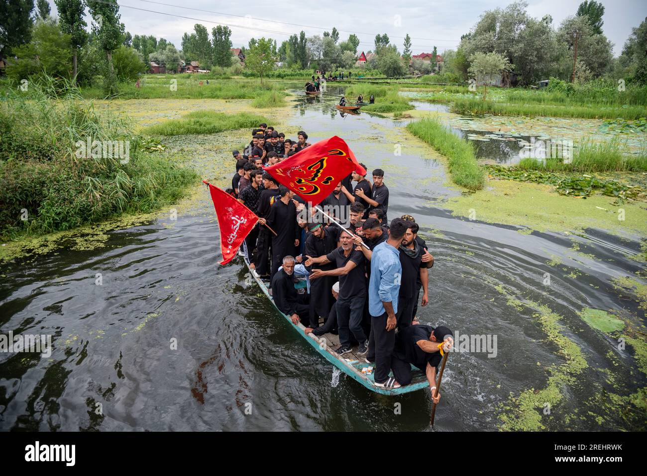 Srinagar, Indien. 28. Juli 2023. Schiitische Moslems singen religiöse Gedichte an einer Ashura-Prozession auf Booten. Muharram ist der erste Monat des Islam. Es ist einer der heiligsten Monate im islamischen Kalender. Schiitische Moslems gedenken Muharram als einen Monat der Trauer zum Gedenken an den Enkel des Märtyrers Islamischer Prophet Muhammad, Imam Hussain, der auf Ashura (10. Tag Muharram) in der Schlacht von Karbala im Jahr 680 n. Chr. martyriert wurde Kredit: SOPA Images Limited/Alamy Live News Stockfoto