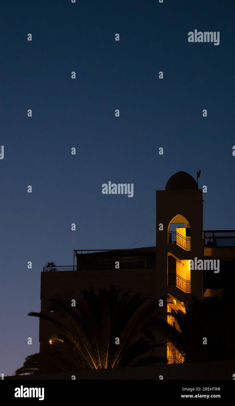 Weißes arabisches Gebäude mit Licht um Mitternacht Stockfoto