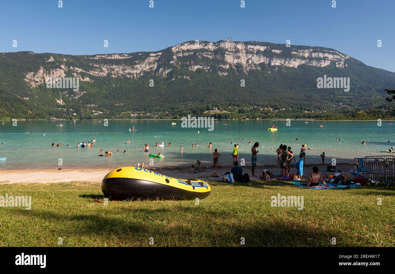 Sougey Beach am Rand des Lac d'Aiguebelette, ein natürlicher See, der für seine blau-grüne Farbe bekannt ist, befindet sich in der Gemeinde Aiguebelette-le-lac. Stockfoto