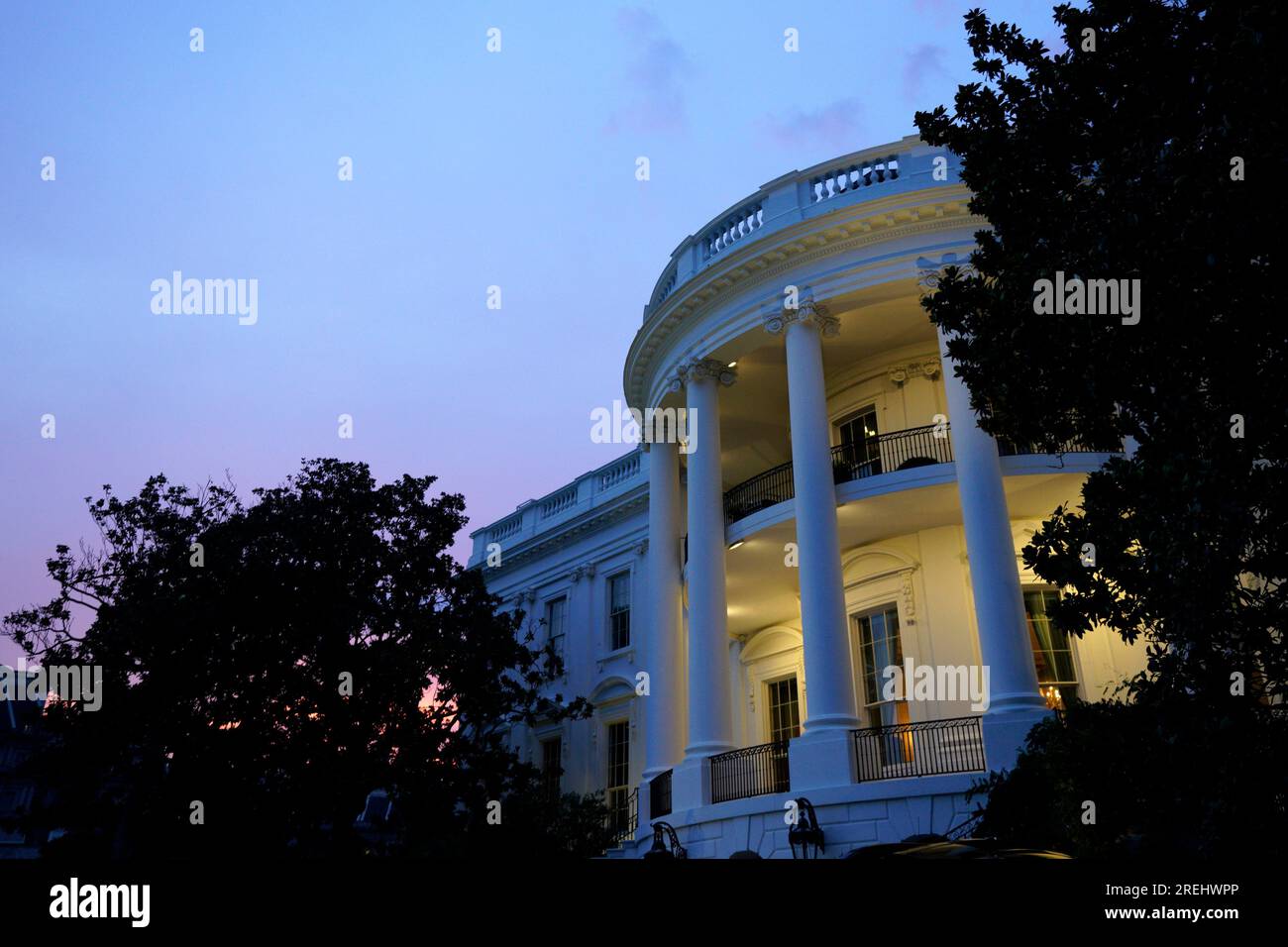 Washington, Usa. 27. Juli 2023. Das Weiße Haus ist in Washington, DC, am späten Donnerstag, den 27. Juli 2023 zu sehen. Foto: Yuri Gripas/UPI Kredit: UPI/Alamy Live News Stockfoto