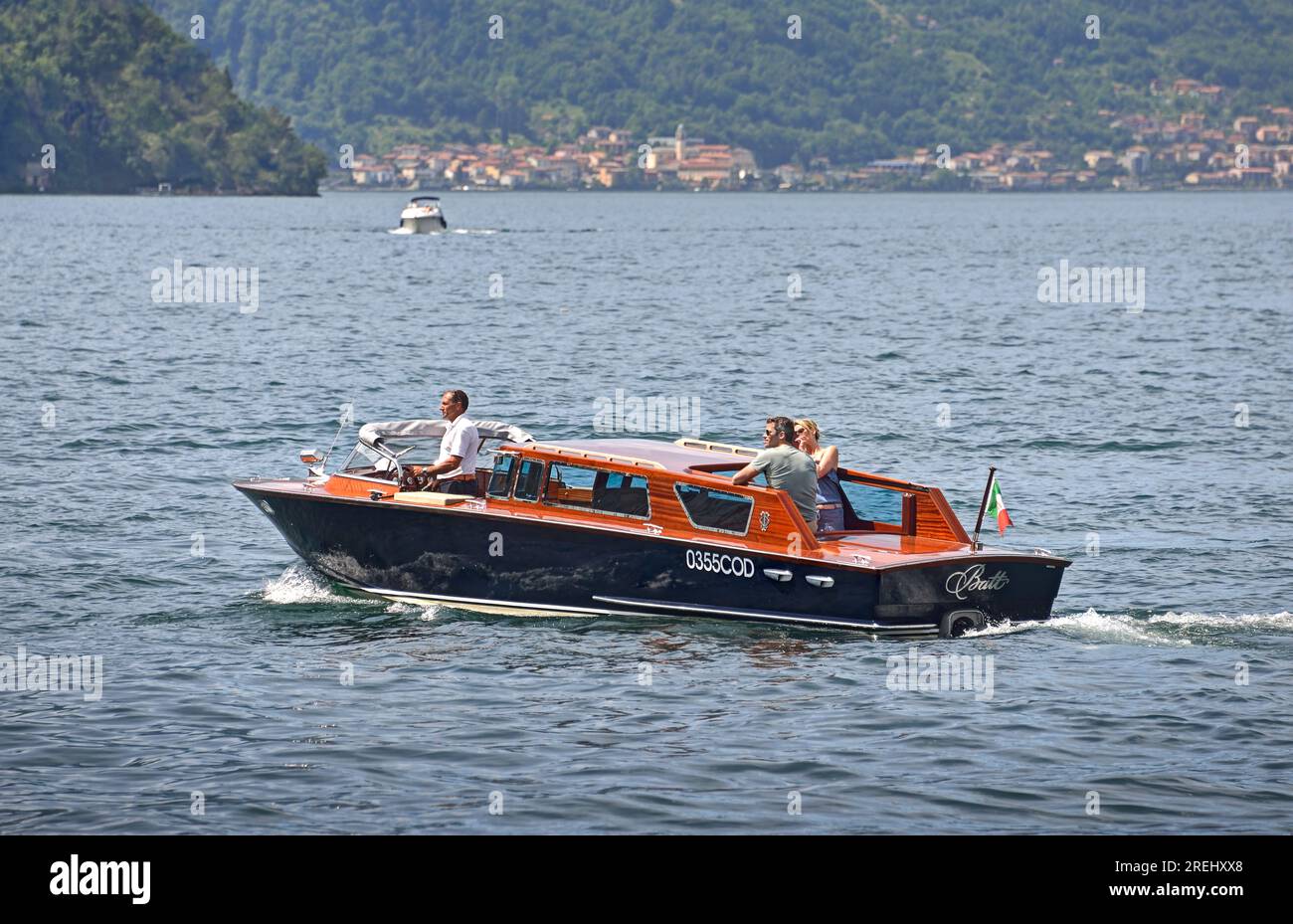 Comer See, Italien - 24. Mai 2017: Wassertaxi-Fähren auf dem italienischen Comer See zwischen Städten am Seeufer wie Varenna, Bellagio und Lecco. Stockfoto