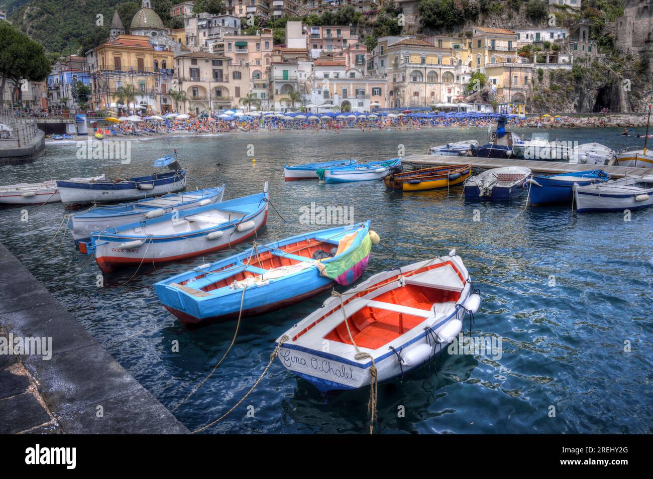 Cetara, Italien - 17. Juni 2018: Kleine Fischerboote in Cetara, Italien, an der Mittelmeerküste in der Nähe eines touristischen Strandes. Stockfoto