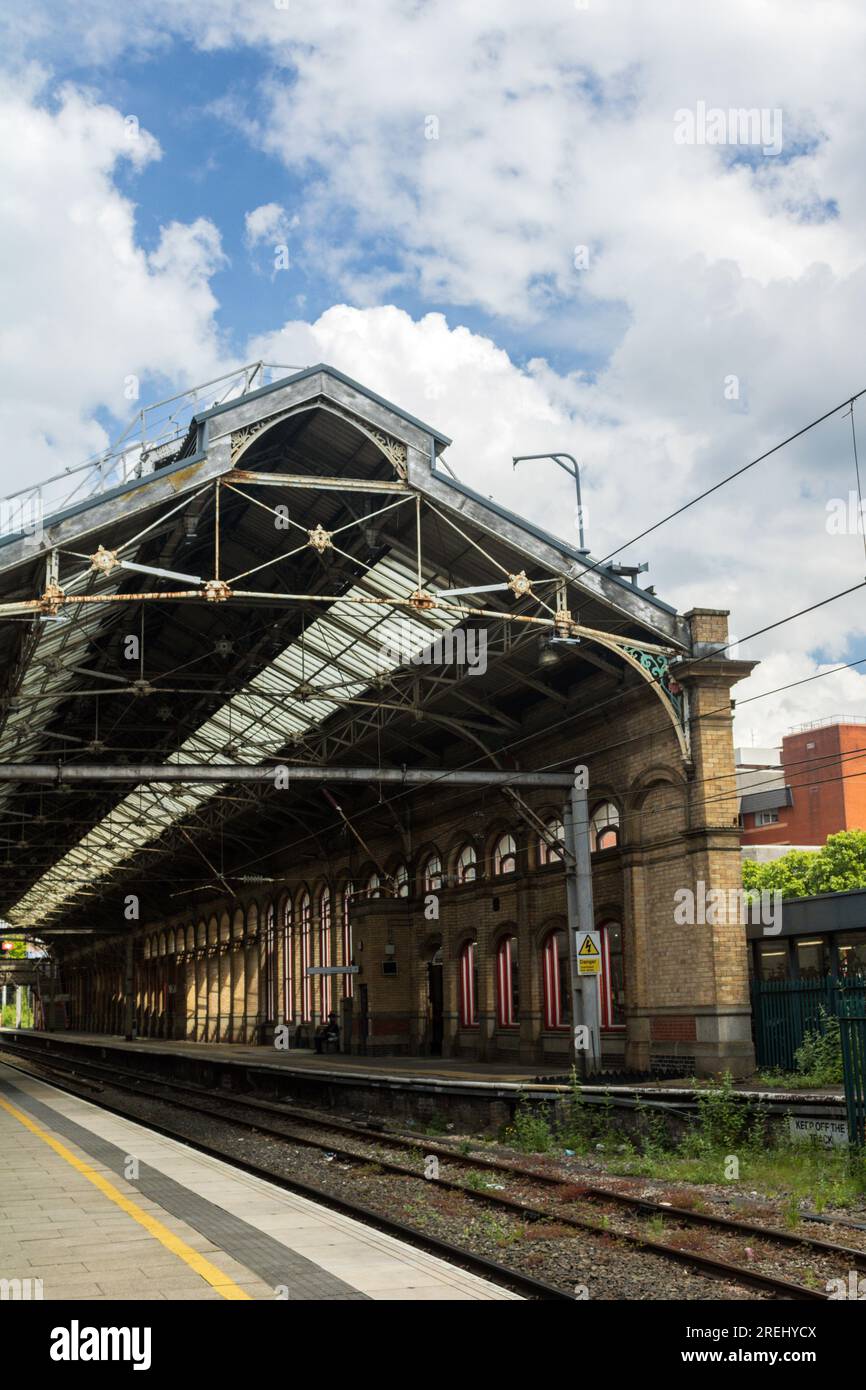 Bahnsteige 6 und 7 am Bahnhof Preston. Stockfoto