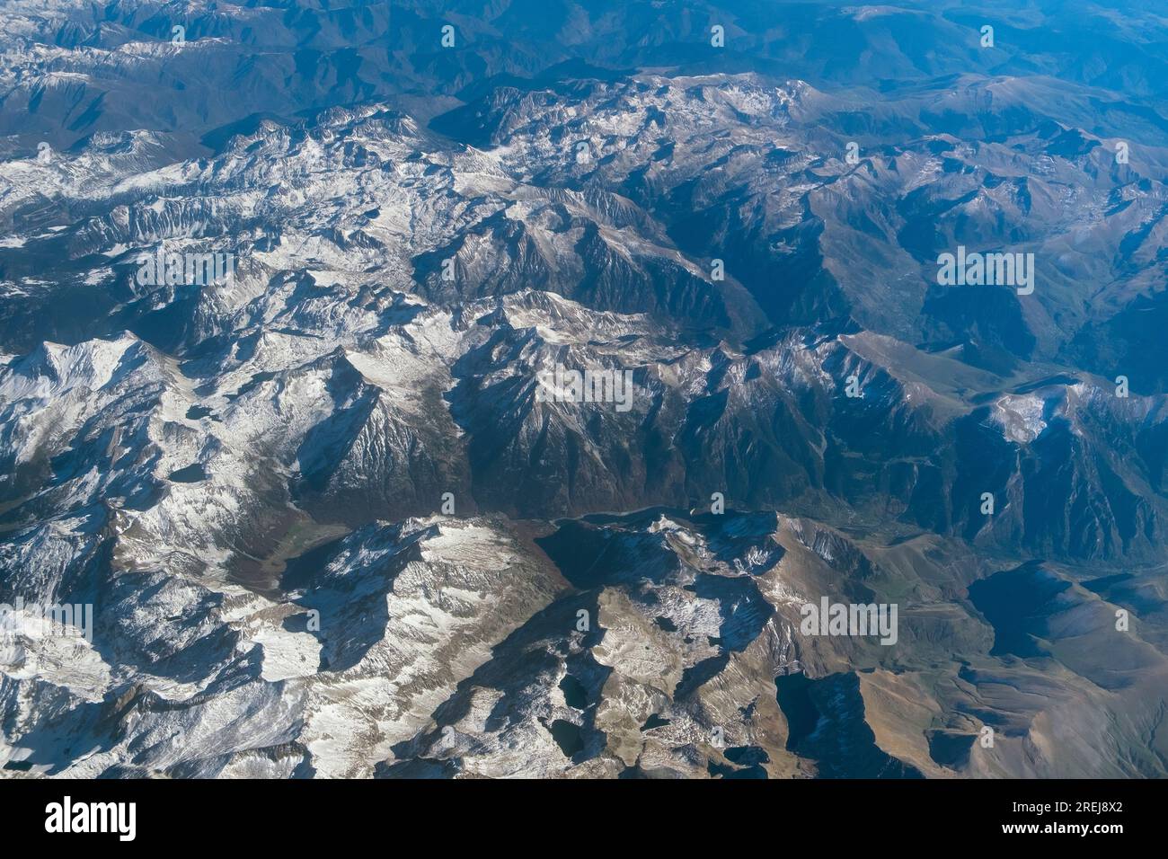 Blick auf die schneebedeckten Gipfel der Pyrenäen vom Flugzeug aus Stockfoto