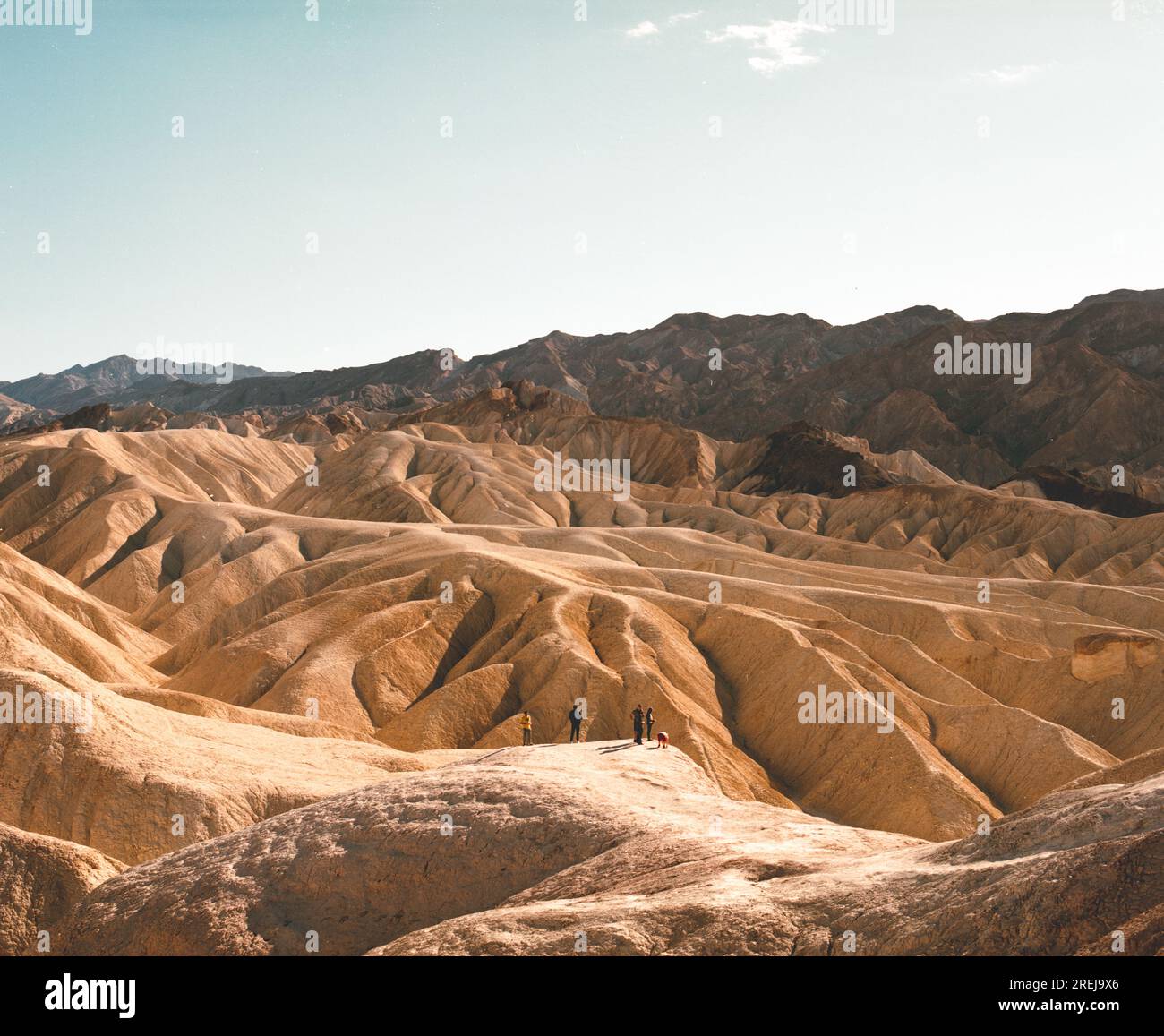 Menschen wandern über Zabriskie Point, Death Valley, Kalifornien. Stockfoto