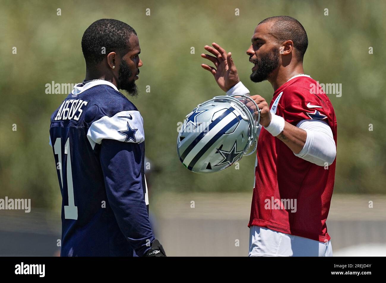 Dallas Cowboys linebacker Micah Parsons, left, talks with quarterback Dak Prescott during the NFL football team's training camp Thursday, July 27, 2023, in Oxnard, Calif. (AP Photo/Mark J. Terrill) Stockfoto