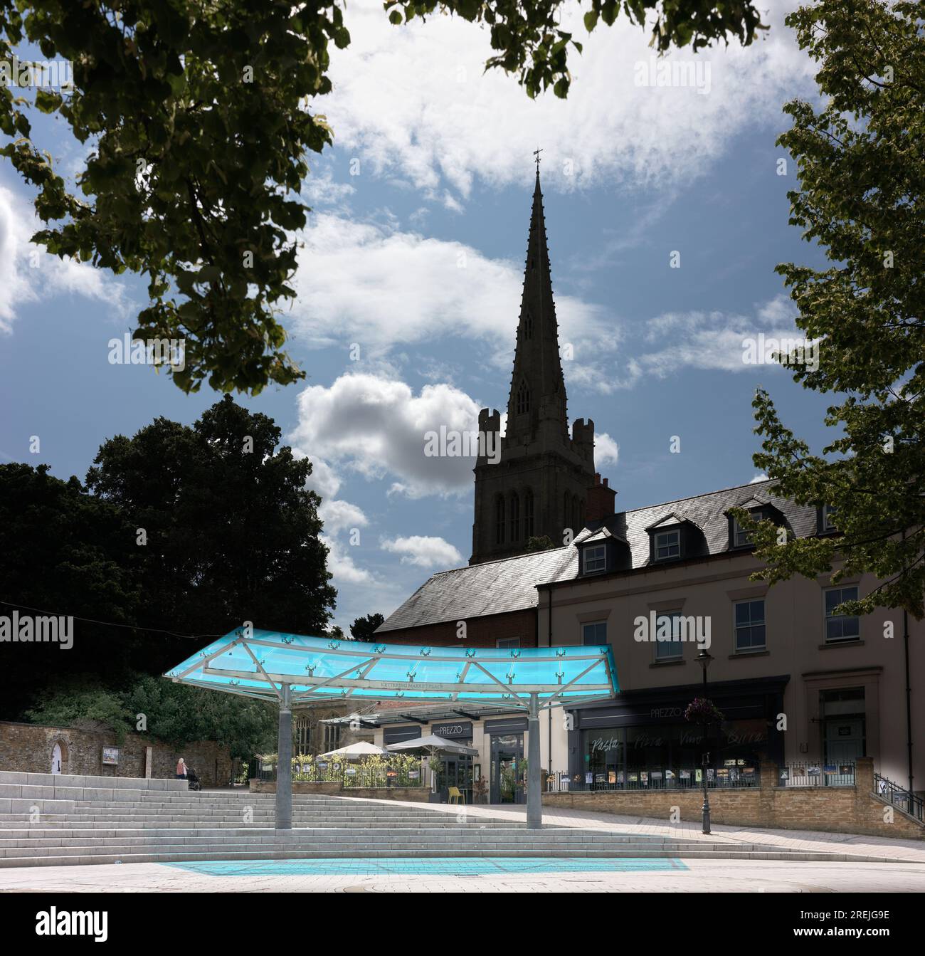 Der Marktplatz vor der christlichen Pfarrkirche St. Peter und St. Paul, Kettering, England. Stockfoto
