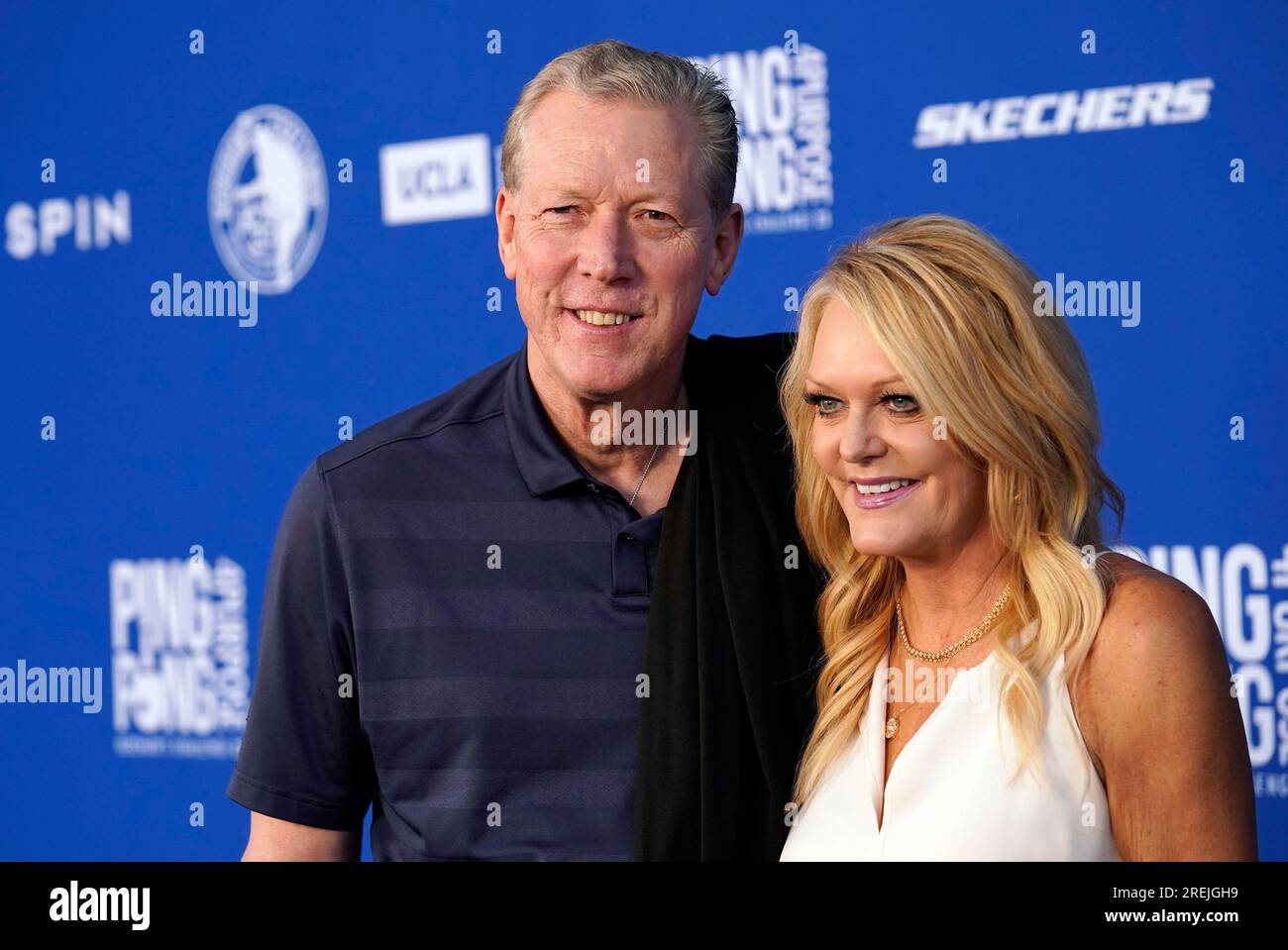 Orel Hershiser and his wife Dana Deaver pose together at the 10th Annual PingPong4Purpose celebrity ping pong tournament, Thursday, July 27, 2023, at Dodger Stadium in Los Angeles. (AP Photo/Chris Pizzello) Stockfoto