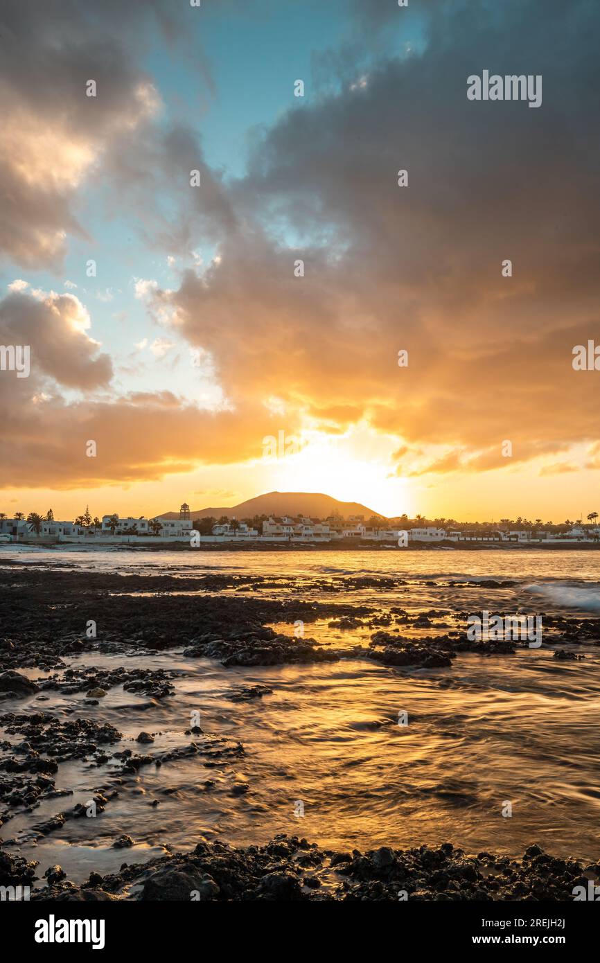 Sonnenuntergang am Playa Vista Lobos, lange Exposition am Meer, Lava-Strand Corralejo, Kanarische Inseln, Spanien Stockfoto