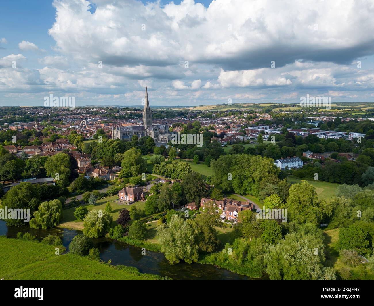 Blick aus der Vogelperspektive auf die Kathedrale von Salisbury, Wiltshire, England Stockfoto